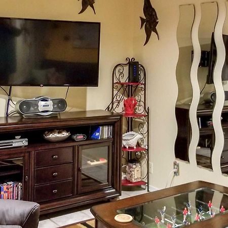 Family-Friendly Beach Condo 1 Block To Shore! เมอร์เทิลบีช ภายนอก รูปภาพ